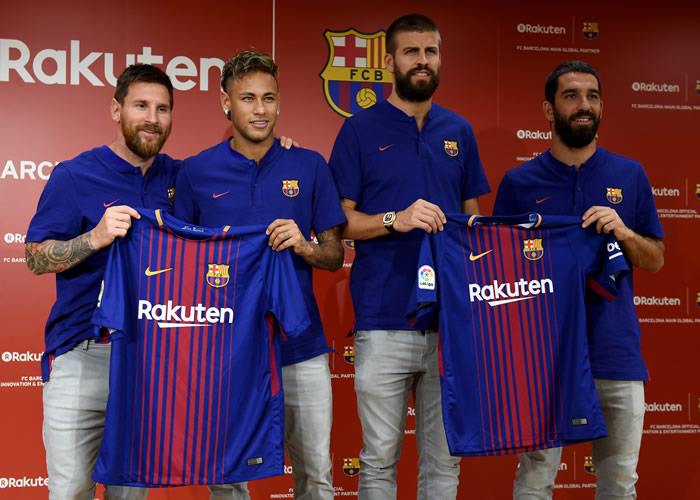 PHOTOS: Barca players show off new jersey